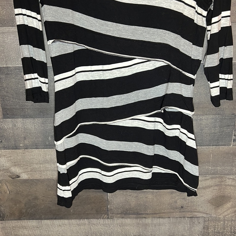 Classy White House Black Market Black, Gray, and White Blouse - Picture 3 of 6